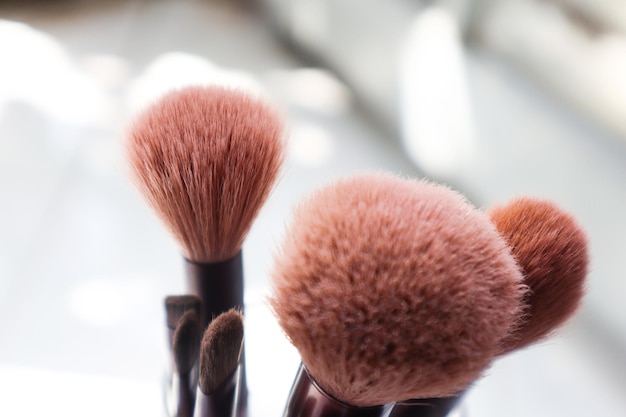 Vue rapprochée des pinceaux de maquillage