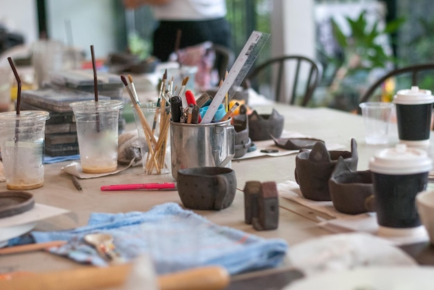 Vue rapprochée des pinceaux sur la table