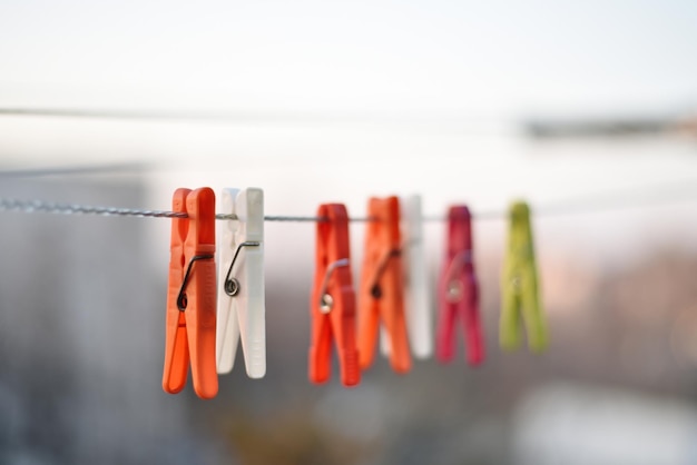 Photo vue rapprochée des pinces à linge accrochées à la corde à linge