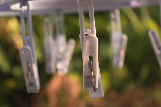 Vue rapprochée des pinces à linge accrochées à la corde à linge