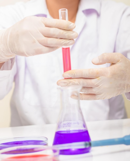 Vue rapprochée de la pipette avec liquide