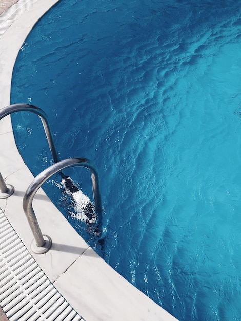 Vue rapprochée de la piscine