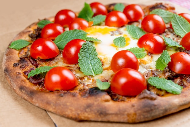 Vue rapprochée de la pizza dans l'assiette sur la table