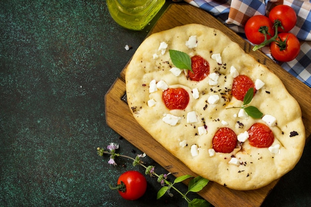 Photo vue rapprochée d'une pizza avec des fraises sur la table