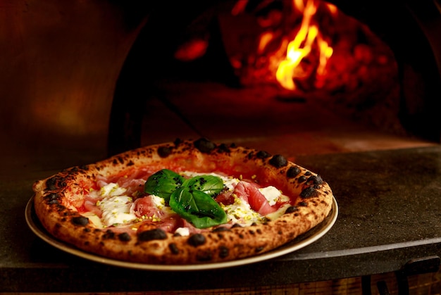 Photo vue rapprochée d'une pizza près du four à bois