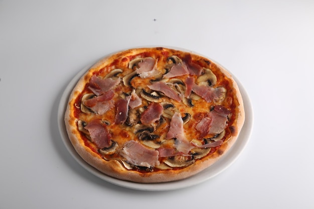 Photo vue rapprochée d'une pizza servie dans une assiette