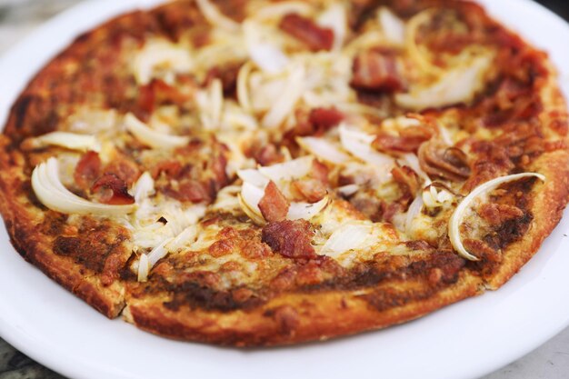 Photo vue rapprochée d'une pizza servie dans une assiette