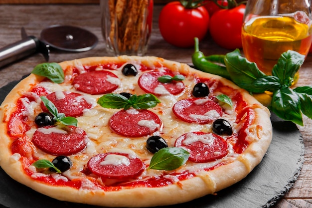 Vue rapprochée de la pizza sur la table
