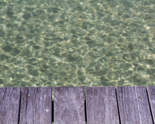 Photo vue rapprochée des planches de bois coupées par l'eau ondulée