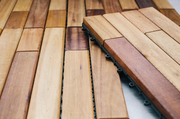 Photo vue rapprochée des planches de bois dans un atelier de menuiserie