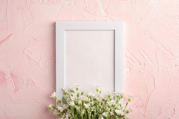 Vue rapprochée d'une plante à fleurs roses contre le mur