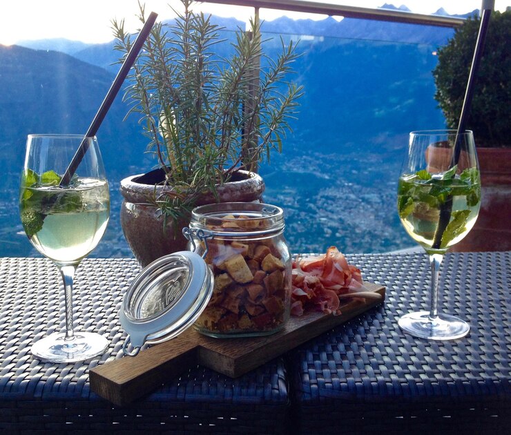 Photo vue rapprochée des plantes d'apéritif et en pot par pot sur la table