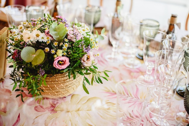 Vue rapprochée des plantes à fleurs sur la table