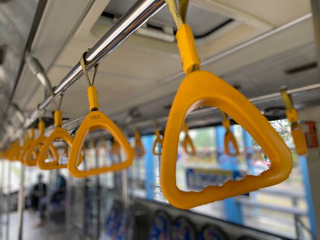 Photo vue rapprochée des poignées d'un bus