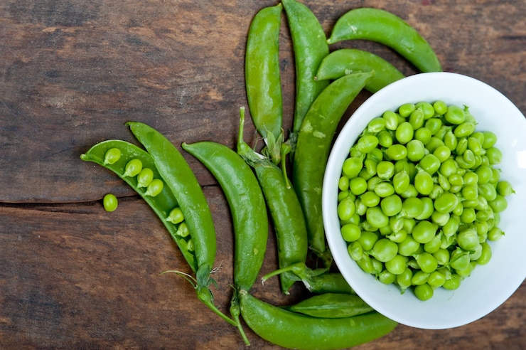 Photo vue rapprochée des pois verts sur la table