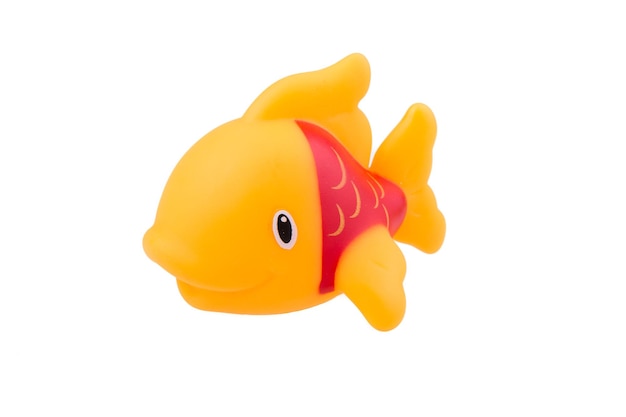 Vue rapprochée d'un poisson jouet sur fond blanc