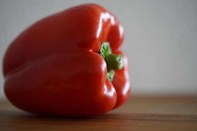 Vue rapprochée des poivrons rouges sur la table