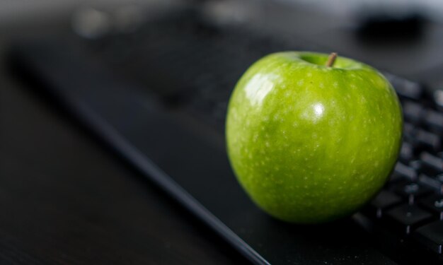 Photo vue rapprochée de la pomme sur le clavier de l'ordinateur