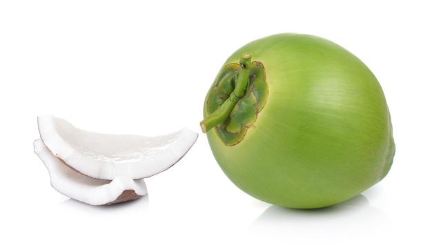 Vue rapprochée d'une pomme sur fond blanc