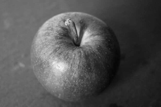 Photo vue rapprochée d'une pomme sur le sol