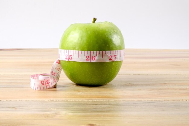 Photo vue rapprochée d'une pomme sur table sur un fond blanc