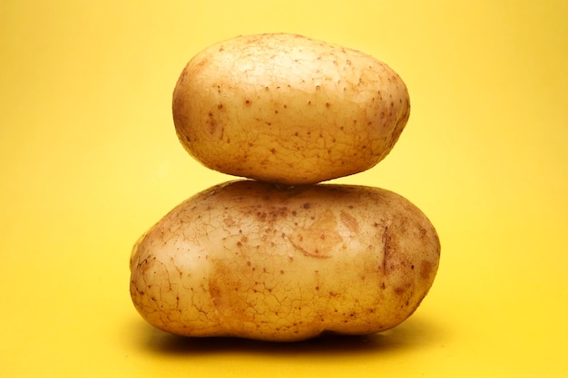 Vue rapprochée d'une pomme de terre sur un fond jaune