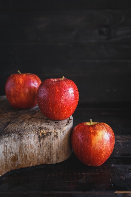 Photo vue rapprochée des pommes sur le bois
