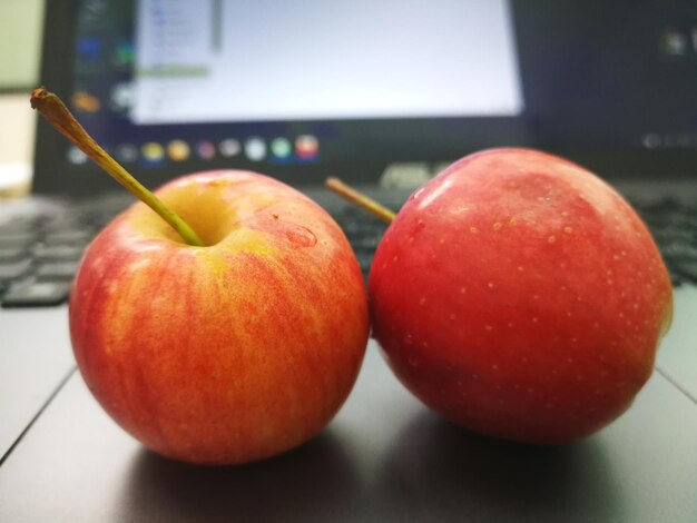 Photo vue rapprochée des pommes sur la table