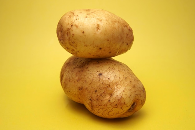 Vue rapprochée des pommes de terre sur fond jaune