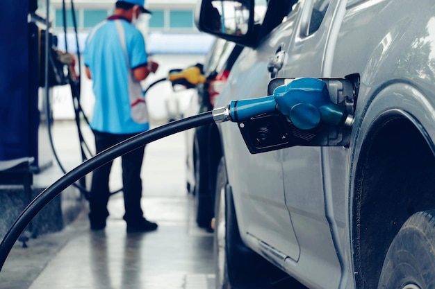 Vue rapprochée de la pompe à carburant dans la voiture