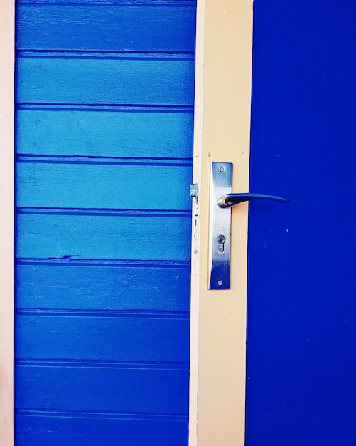 Vue rapprochée de la porte bleue fermée