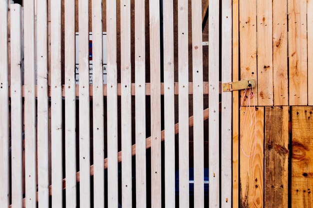 Vue rapprochée d'une porte en bois par une clôture