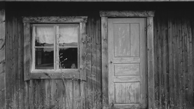 Vue rapprochée d'une porte en bois