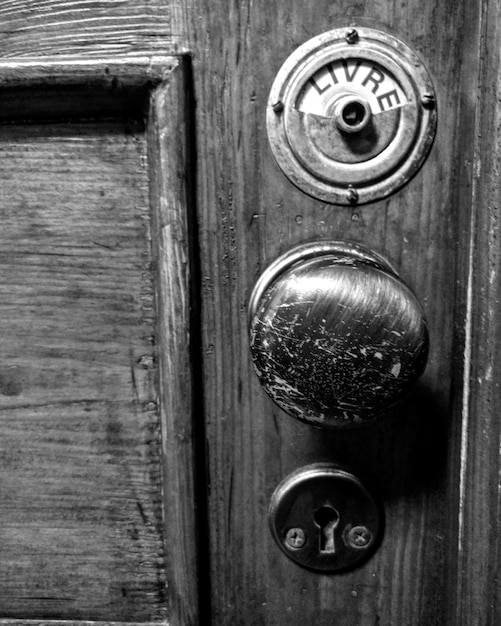 Vue rapprochée d'une porte en bois