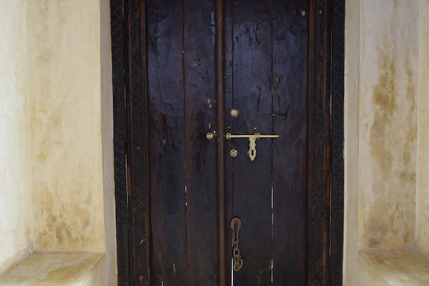 Vue rapprochée d'une porte en bois