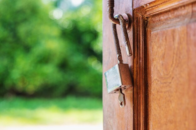 Vue rapprochée d'une porte fermée