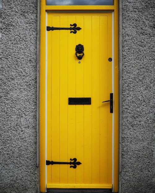 Photo vue rapprochée de la porte jaune