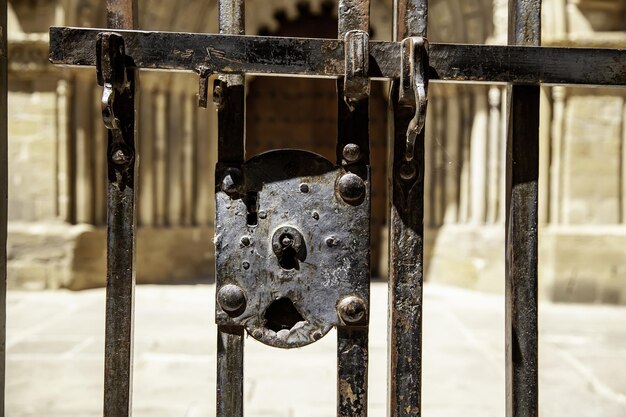 Photo vue rapprochée d'une porte métallique rouillée