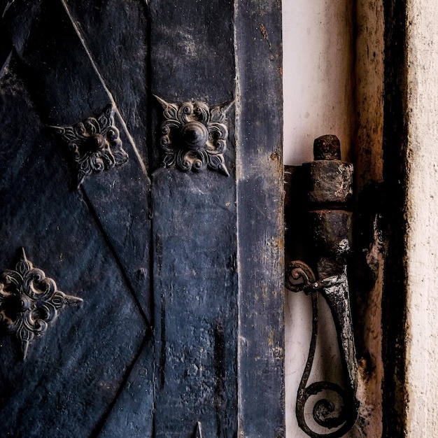Vue rapprochée d'une porte métallique rouillée