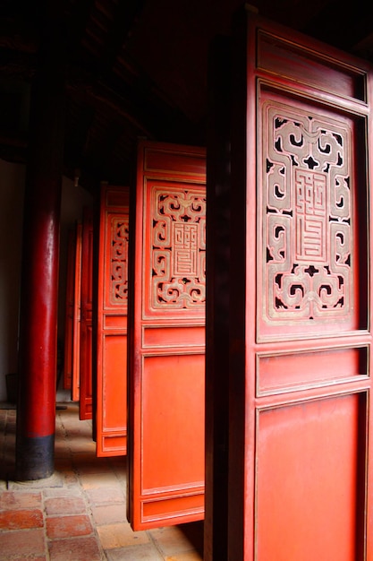 Vue rapprochée des portes rouges ouvertes