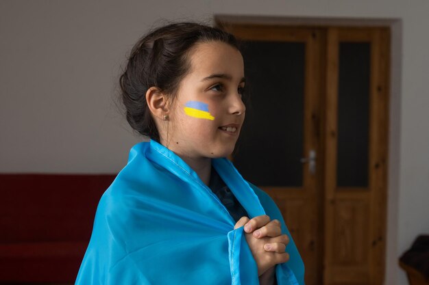 Vue rapprochée Portrait de petite fille avec drapeau ukrainien maquillage sur le visage