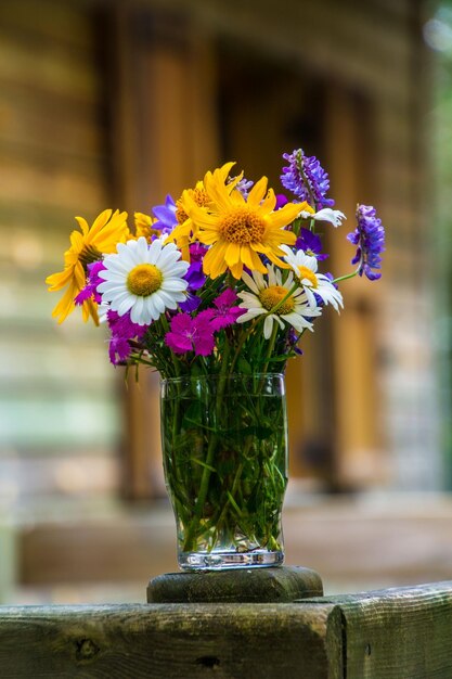 Photo vue rapprochée d'un pot de fleurs sur la table