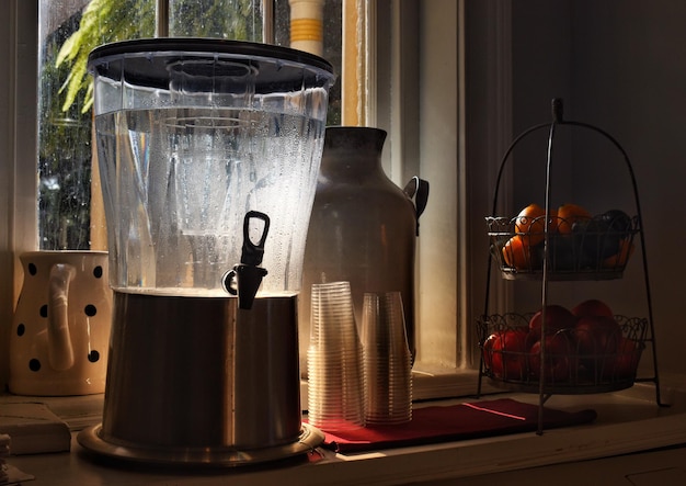 Vue rapprochée d'un pot de verre sur la table à la maison