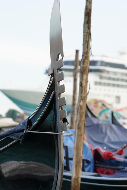 Photo vue rapprochée d'un poteau de bois en mer contre le ciel