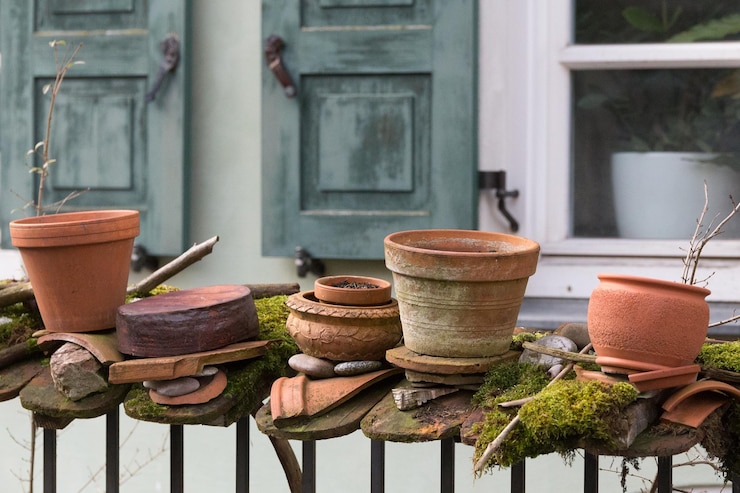 Photo vue rapprochée des pots de fleurs sur la rampe