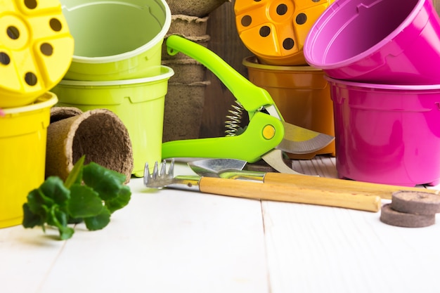 Vue rapprochée de pots pour fleur avec des outils