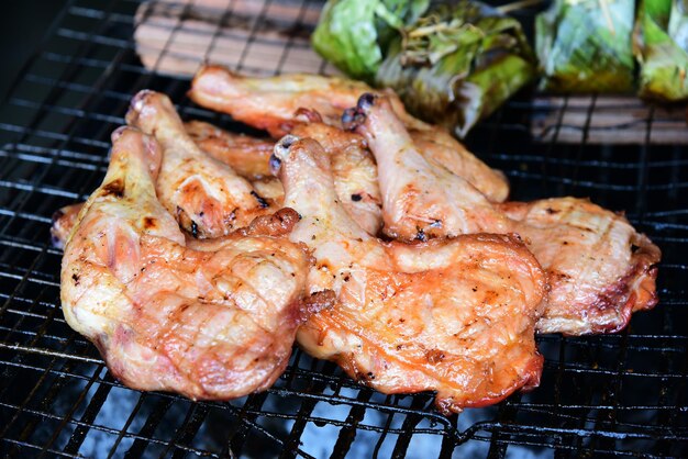 Vue rapprochée d'un poulet au barbecue