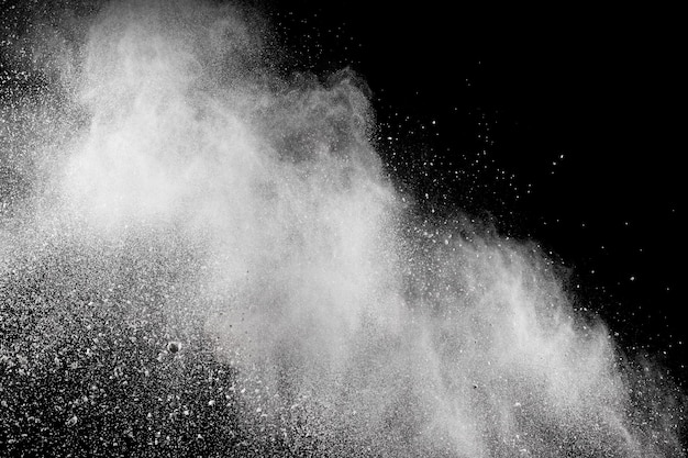 Vue rapprochée de la poussière explosive sur un fond noir