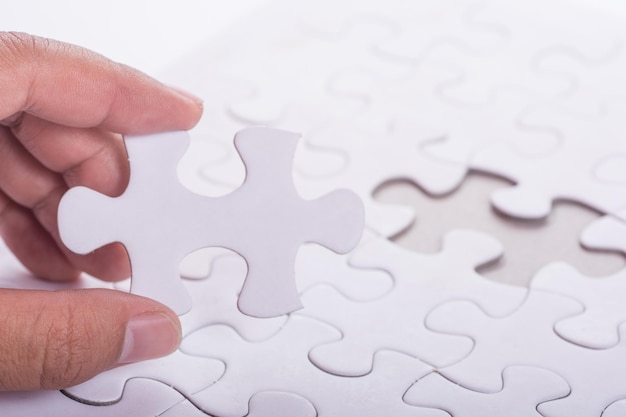 Vue rapprochée d'un puzzle à la main
