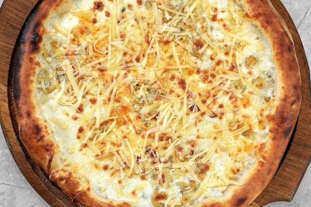 Vue rapprochée de quatre pizzas au fromage isolées sur blanc